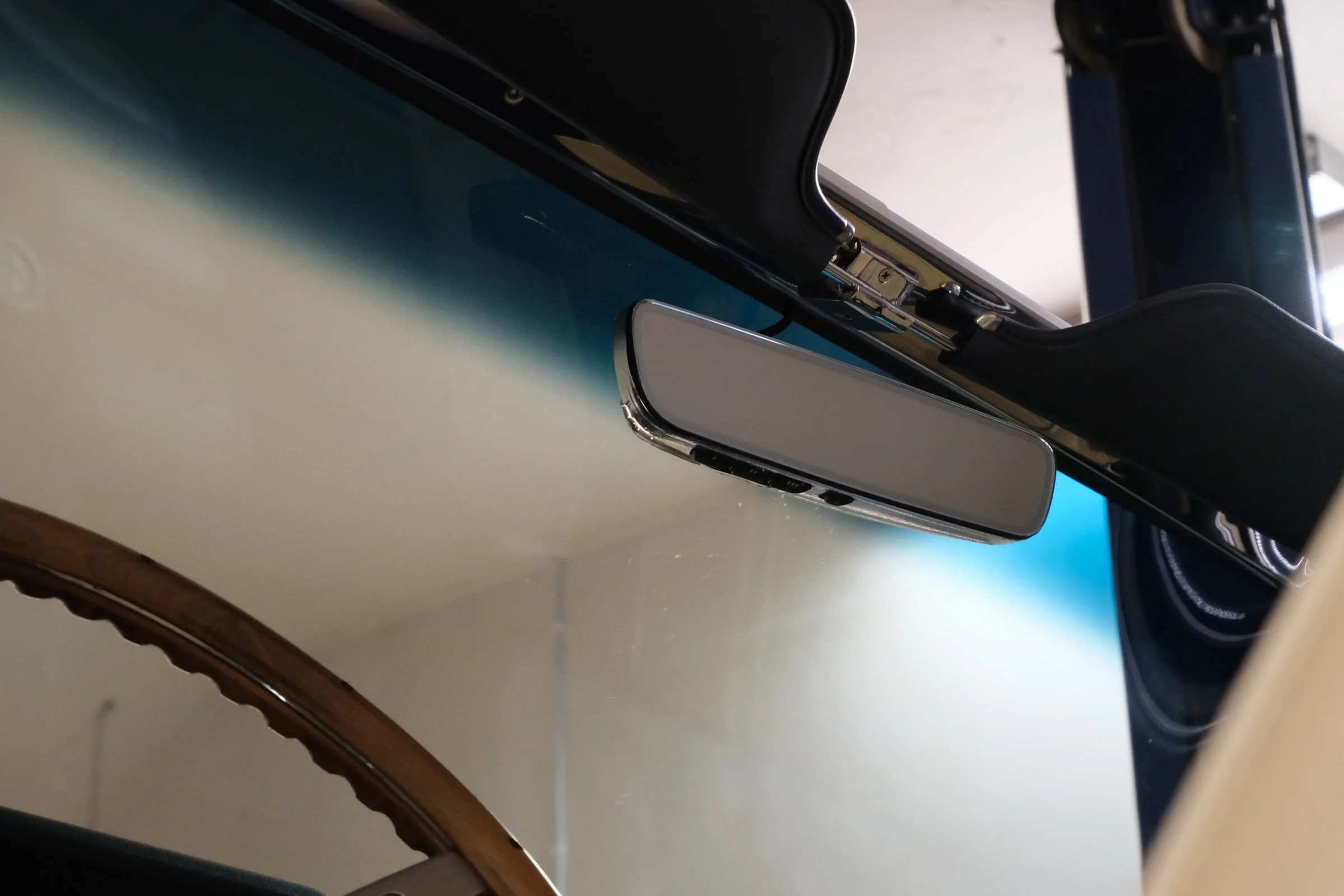 Auto-dimming rear-view mirror