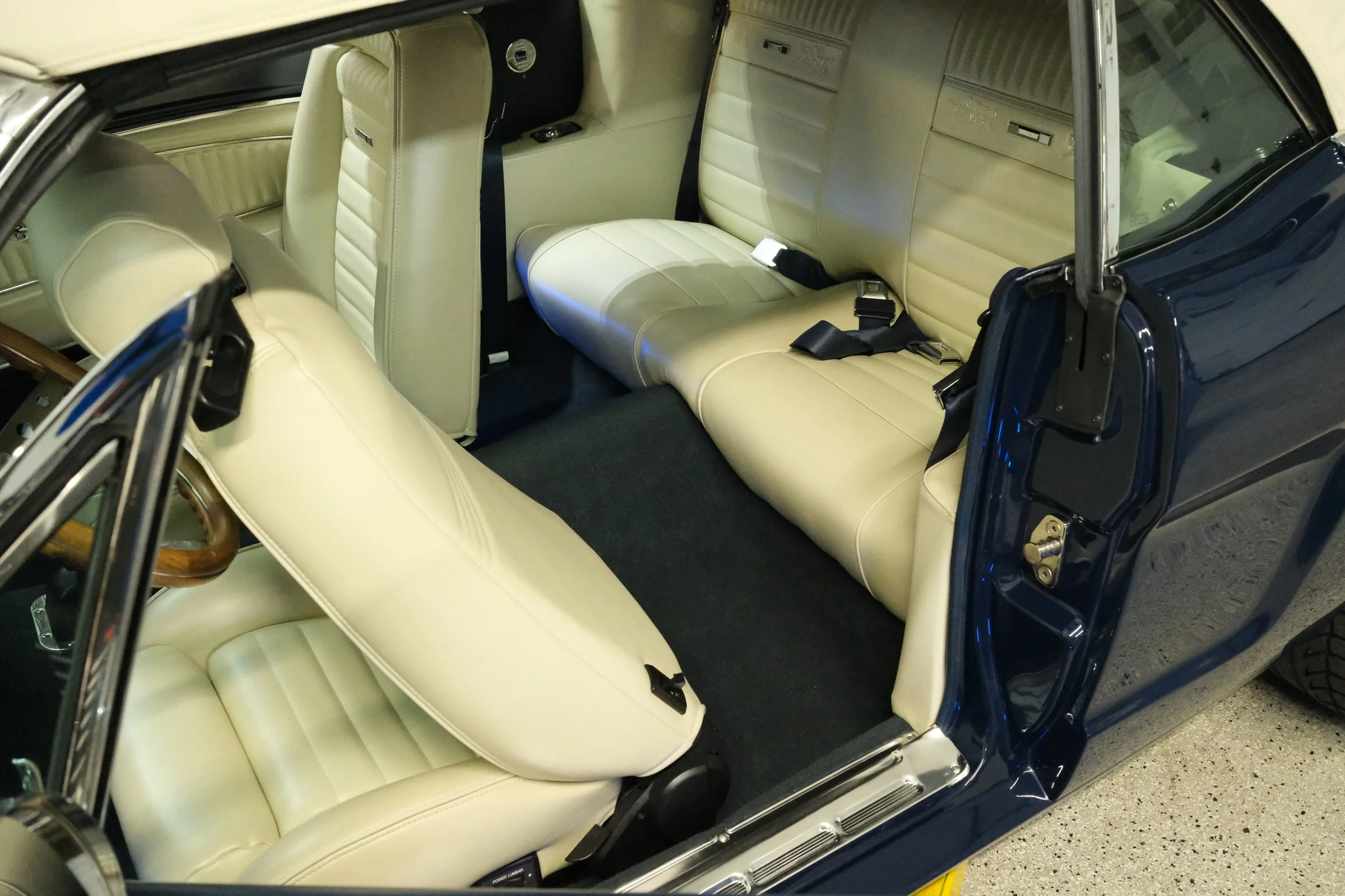 Seatbelt runner floor fitting